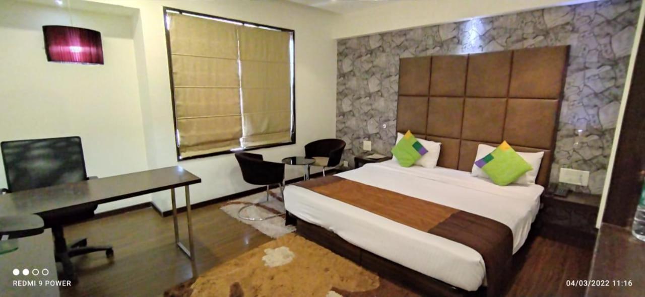 Hotel Lxia Hinjewadi - Indian Nationals Only Pimpri-Chinchwad Экстерьер фото