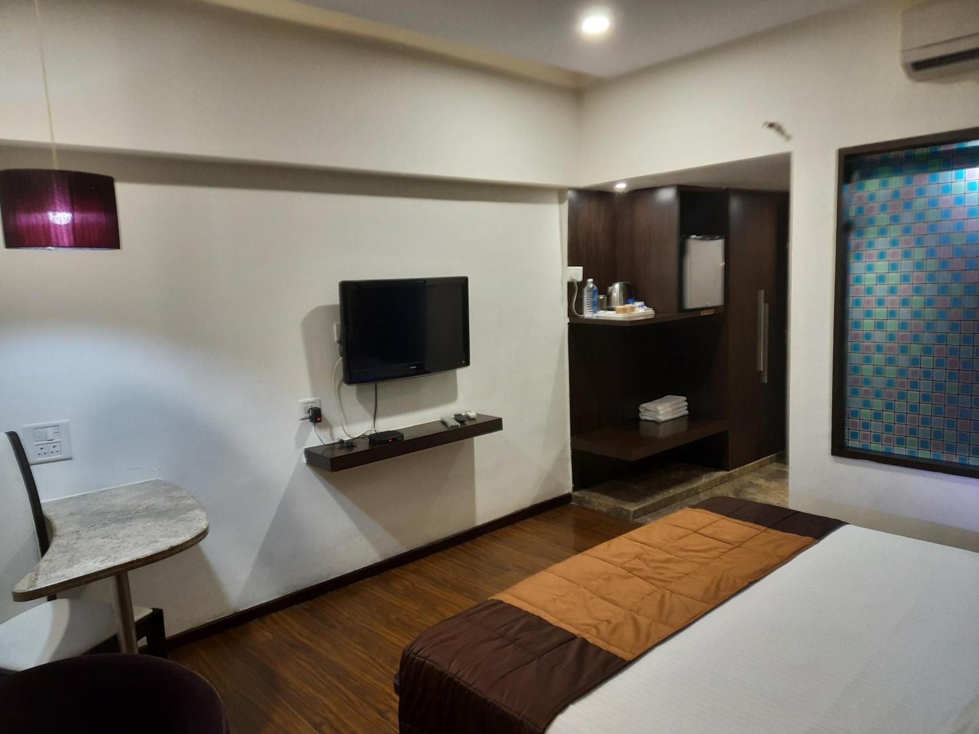 Hotel Lxia Hinjewadi - Indian Nationals Only Pimpri-Chinchwad Экстерьер фото